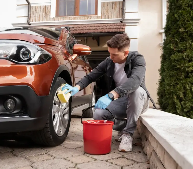Lavage auto à domicile Ruitz : professionnel intervenant sur un véhicule